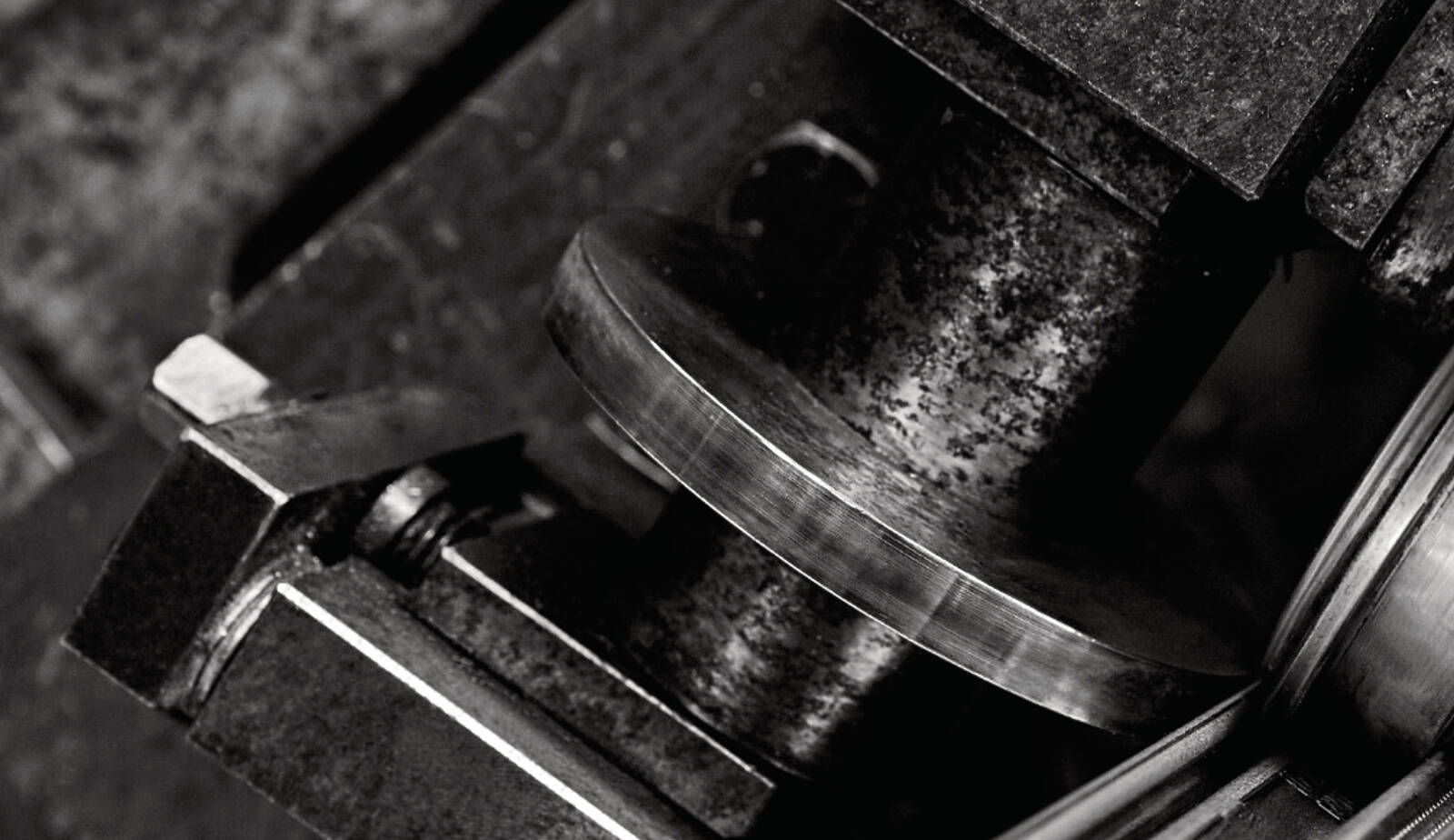 Custom metal door profile forming with precision craftsmanship for Genesi doors